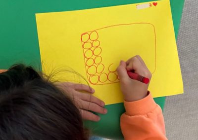 Bambina accolta in comunità ritratta durante uno dei laboratori del progetto "Come api mellifere" - Associazione CAF