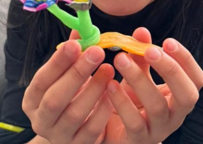 Bambina accolta in comunità ritratta durante uno dei laboratori del progetto "Come api mellifere" - Associazione CAF